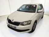 une voiture blanche garée dans une pièce blanche