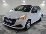 la petite voiture blanche est garée dans une grande pièce