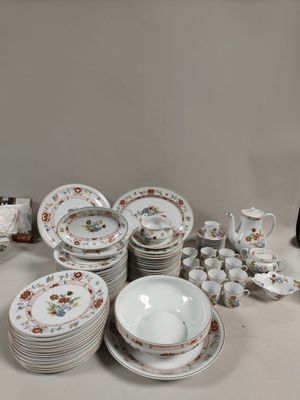 beaucoup d'assiettes et de tasses sur la table
