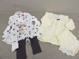deux vêtements, à savoir une chemise, un pantalon et une veste