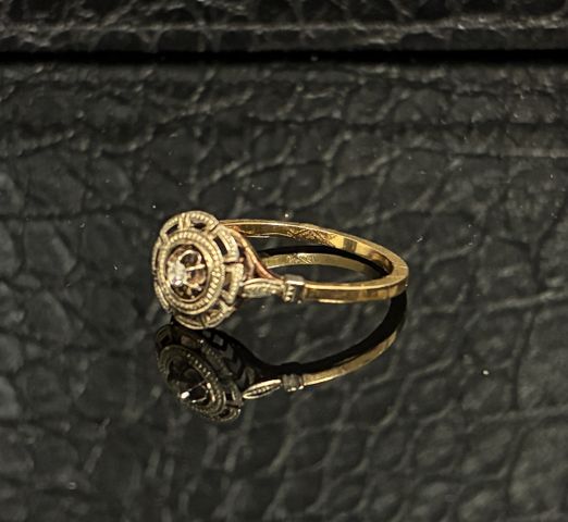 Petite bague en or 18 carats 750 millièmes art déco à décor d’une...