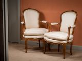 two chairs that are sitting next to each other in a room