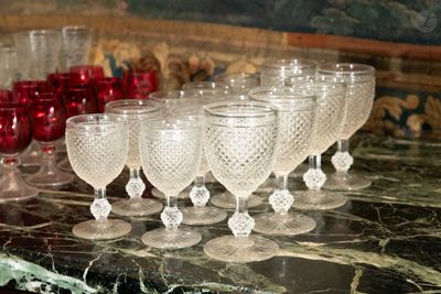 un grand nombre de verres à vin posés sur une table