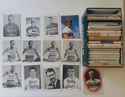 beaucoup de vieilles cartes de baseball sur la table