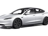 une Tesla Model 3 blanche garée à côté d'une Tesla Model 3 noire