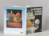 deux livres posés sur une table blanche, avec la photo d'un homme et d'une femme