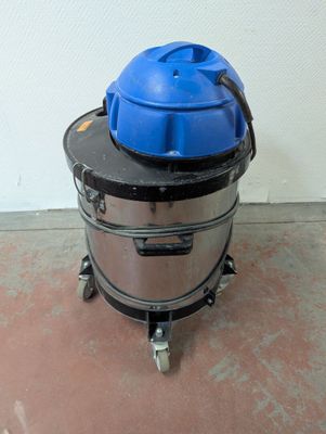 un dépoussiéreur bleu posé sur un conteneur métallique