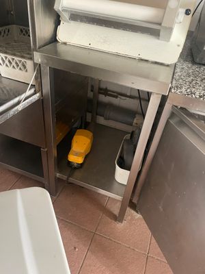 une cuisine équipée d'une cuisinière, d'un évier et d'un four