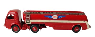 un camion jouet rouge avec un logo bleu à l'arrière