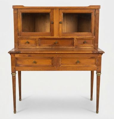un vieux bureau en bois muni de deux tiroirs et d'une porte vitrée