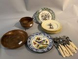 il y a toutes sortes d'assiettes et de cuillères sur la table