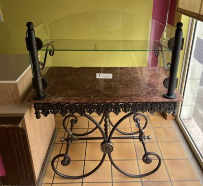 une vitrine en verre avec un plateau en marbre posée sur une table