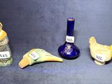 trois petits vases décorés d'oiseaux et une bouteille de vin posés sur une table