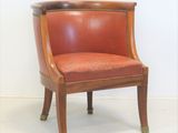 une chaise qui se trouve dans le coin d'une pièce