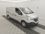 La camionnette blanche est garée dans une pièce propre au sol carrelé.