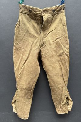 un vieux pantalon suspendu à une corde à linge fixée au mur