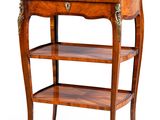 une image représentant une petite table en bois avec un plateau vert