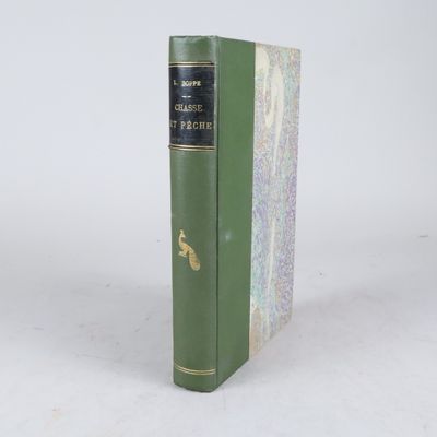 un livre vert posé sur une surface blanche