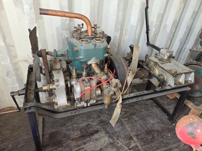 une machine posée sur une table dans une pièce