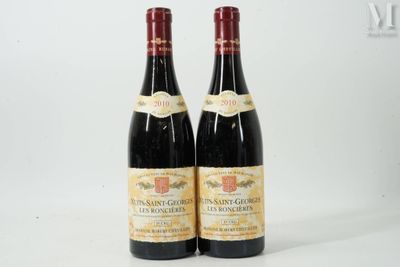 deux bouteilles de vin posées l'une à côté de l'autre sur une surface blanche