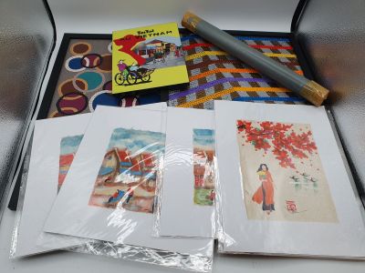 une boîte de cartes et un stylo posés sur une table