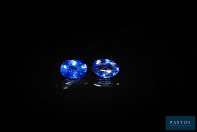 une paire de saphirs bleus sur fond noir