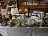 une table sur laquelle se trouvent beaucoup d'assiettes et de bols