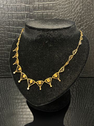 Collier en or 18 carats 750 millièmes à décor de 9 maillons en lo...