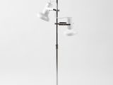 une photo en noir et blanc d'un lampadaire à trois lampes