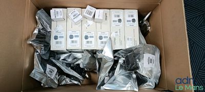 une boîte remplie d'appareils électroniques qui se trouvent dans la boîte