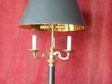l'image d'une lampe posée sur une table
