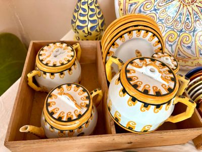 un plateau sur lequel se trouvent une théière, des tasses et des assiettes
