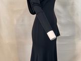 une robe noire de femme sur un mannequin, un mannequin, un mannequin, un mannequin, un mannequin, un mannequin, un mannequin, un mannequin