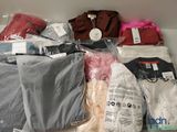 beaucoup de vêtements qui restent sur une étagère