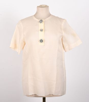 gros plan d'une chemise blanche sur un mannequin