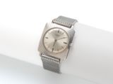 une montre-bracelet en argent posée sur une serviette blanche