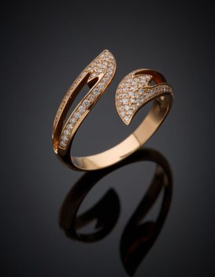 une bague en or avec des diamants sur fond noir