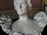 une statue représentant une femme avec un nœud autour du cou