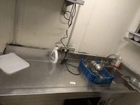 Plateau en inox avec dosseret et petite plonge intégrée