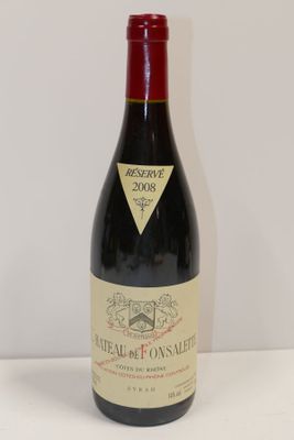 une bouteille de vin posée sur une table