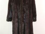 une image d'un manteau de fourrure sur un mannequin