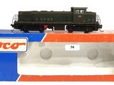 un petit train posé dans une boîte sur une surface blanche