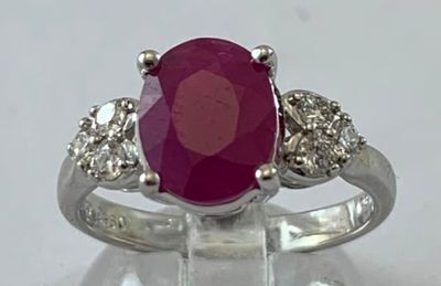 BAGUE en or sertie d'un rubis ovale env. 2.5 cts épaulé de d…
