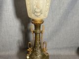 une lampe posée sur une table, sur fond gris