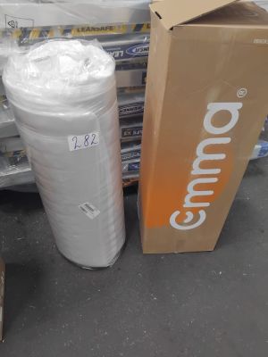 une boîte de papier toilette à côté d'une pile de papier toilette