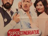 l'affiche du film « Super Contriquee », mettant en scène deux hommes et une femme