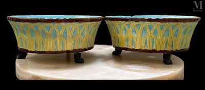 deux vases bleus et jaunes posés sur un socle en marbre