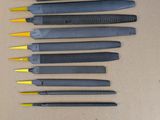 cinq types d'outils différents posés sur une boîte en carton