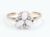 Gros plan sur une bague en oplite blanche sertie d'un diamant, sur fond blanc