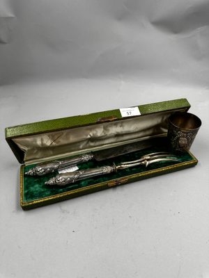 un stylo et une tasse anciens en métal argenté, présentés dans une boîte verte